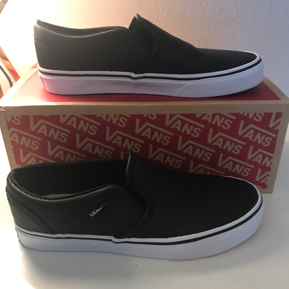 Woman’s 7.5 Asher (perf leather) BLACK